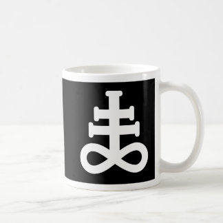 Blanc de double sur la tasse noire de symbole de