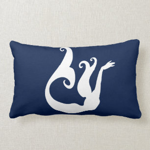 blanc de sirène sur le coussin bleu