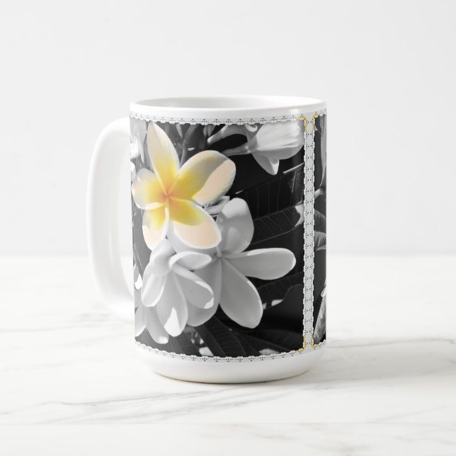 Blanc Noir Avec Un Frangipani Jaune, Mug De Café (Devant gauche)