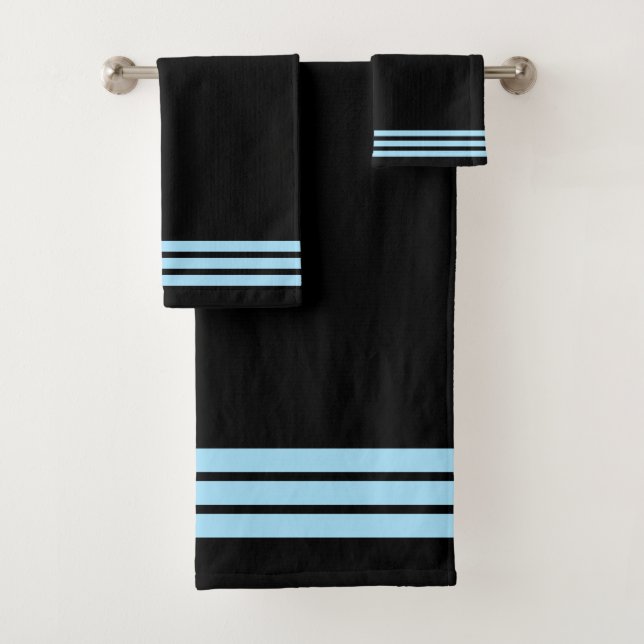 Bleu clair sur le kit de serviettes de bain noir (En situation)