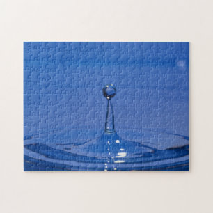 Bleu goutte d'eau en mouvement sur un puzzle