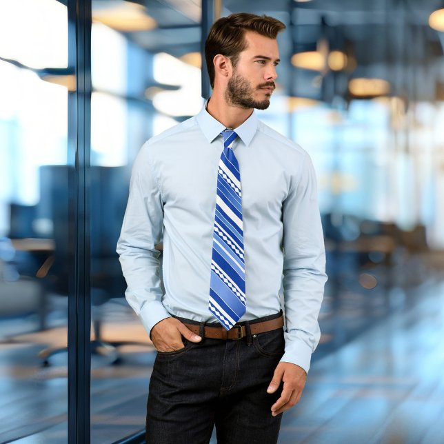 Bleu nautique et Cravate blanche à rayures (Modern tie featuring a striped design in blue and white with playful waves - nautical)