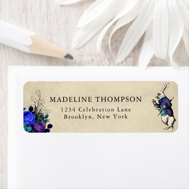 Bleu violet Floral Rabbit Alice foncé au pays des  (En situation)