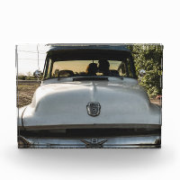Bloc de photo de voiture vintage et couple s'embra