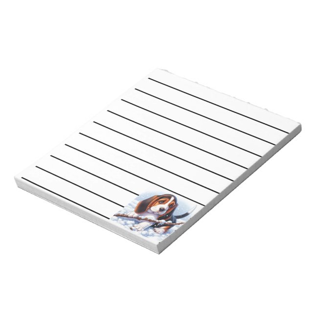 Bloc-note Basset chiot jouant avec une bâche dans la neige h (Tourné)