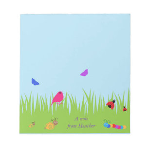 Bloc-note bugs mignons et oiseau dans l'herbe avec coussin b