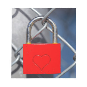 Bloc-note Cadenas à coeur rouge sur une clôture