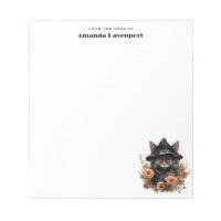 Chat noir mignon dans le Casquette d'une sorcière