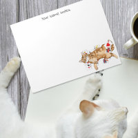 Chat tigré orange drôle jouant aux cartes de solit