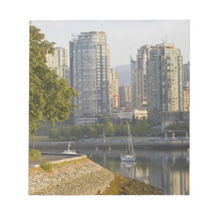 Bloc-note Cycliste le long de Seawall Trail dans le centre-v