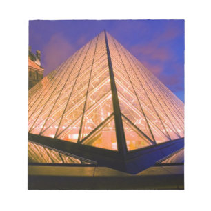 Bloc-note France, Paris. Le musée du Louvre au crépuscule. 2
