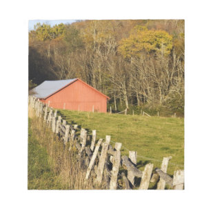 Bloc-note Grange rouge et clôture le long du Blue ridge