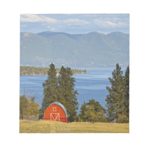 Bloc-note Grange rouge situé le long du pittoresque lac Flat