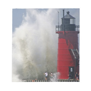 Bloc-note Les gens sur la jetée regardent de grosses vagues 