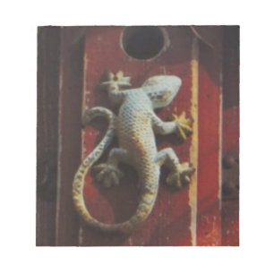Bloc-note lézard gris sur bois usé