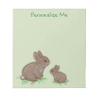 Mama adorable et lapin bébé en trèfle