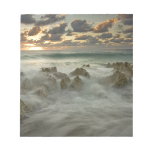 Bloc-note Mer des Caraïbes, Îles Caïmans. Vagues déferlantes