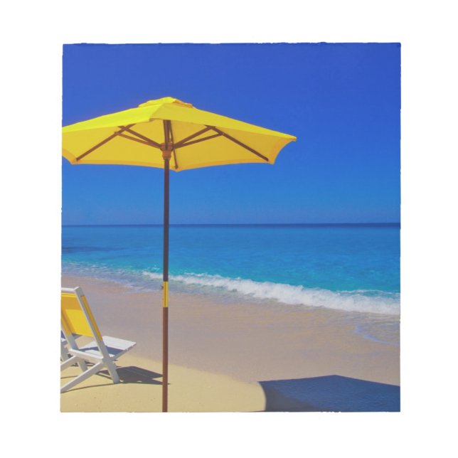 Bloc-note Parasol de plage jaune et chaises sur immaculé (Devant)