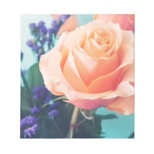 Bloc-note rose jaune rose avec arrière - plan menthe