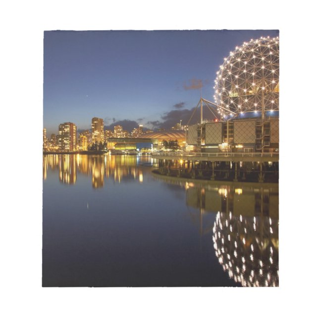 Bloc-note Science World et le CBD reflétés dans False Creek, (Devant)