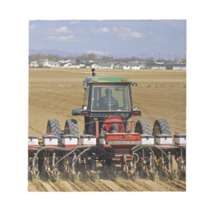 Bloc-note Tracteur tirant un semoir de maïs semence.