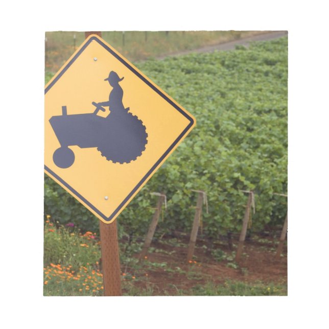Bloc-note Un tracteur jaune qui traverse le vignoble (Devant)