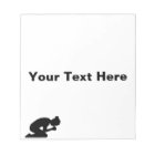 Une femme s'agenouille dans la prière. Priez sans