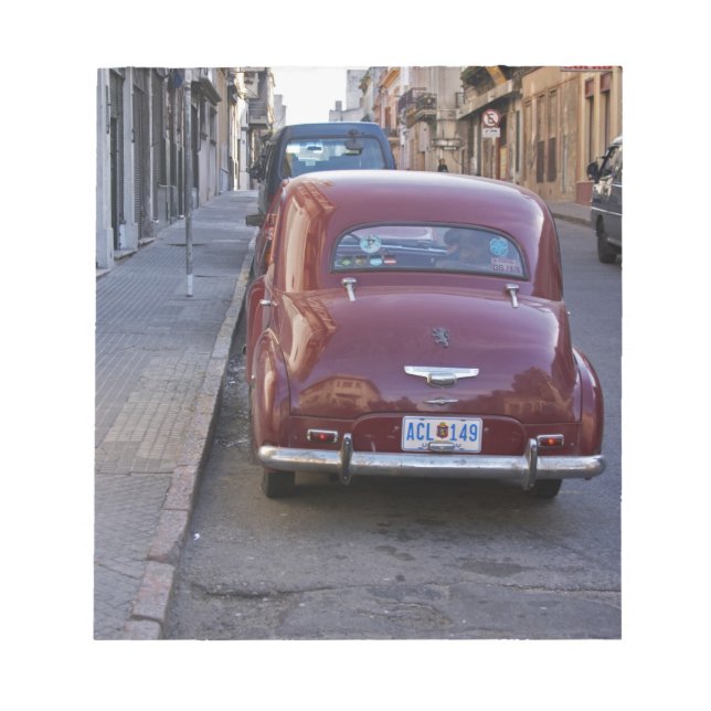Bloc-note Une vieille voiture Peugeot rouge classique garée  (Devant)