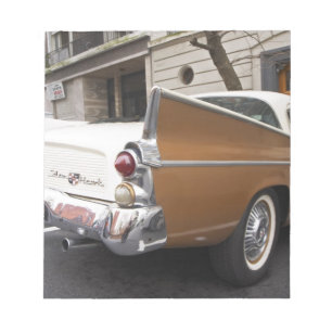 Bloc-note Une voiture classique Studebaker Silver Hawk garée