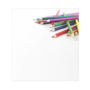 Bloc-notes de crayons colorés empilés