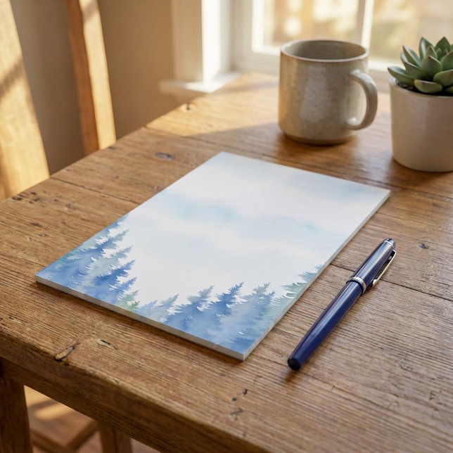 Bloc-notes plaine de pins à thème hivernal (Winter themed pine trees plain notepad.)
