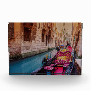 Bloc Photo Canal avec gondole traditionnelle à Venise, Italie