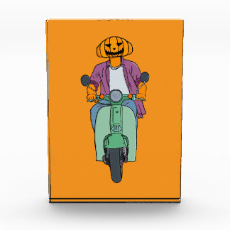 Bloc Photo Cavalier Citrouille sur Scooter Menthe
