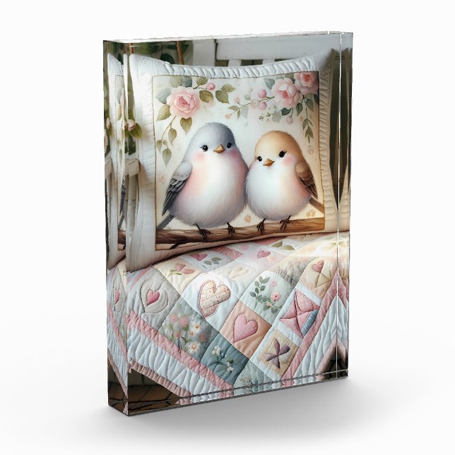 Bloc Photo Cottagecore Lovebird Floral Quilt Scene (Gauche)