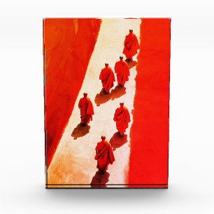 Bloc Photo Moines marchant robe rouge voyage spirituel