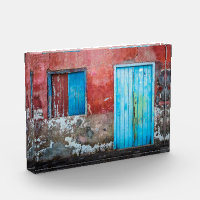 Mur, porte et fenêtre rouge, bleu et gris