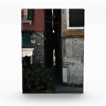 Narrow venetian alleyway (film, 2024)