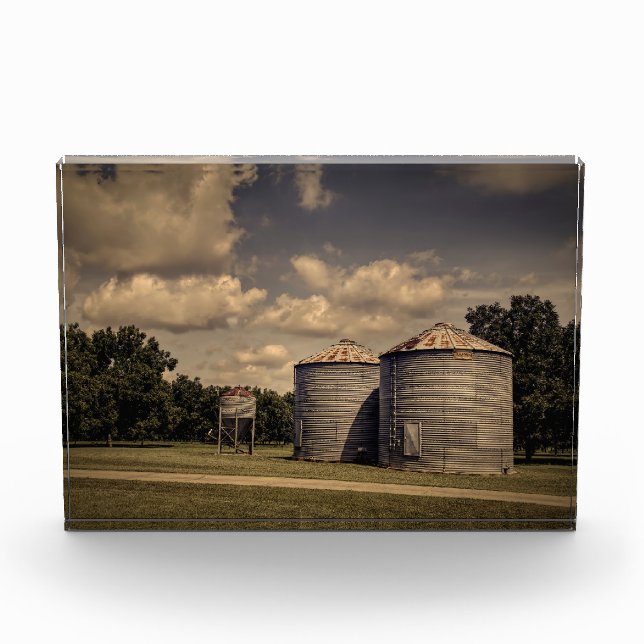 Bloc Photo Silos rustiques dans une scène endormie sous des n (Devant)