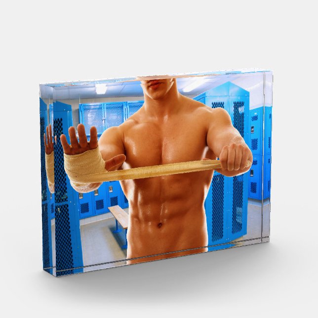 Bloc Photo SlipperyJoe homme musclé abs vestiaire pièce carre (Gauche)