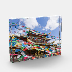 Bloc Photo Temple tibétain avec drapeaux de prière - Yunnan,