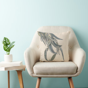 Bloeiende tak van een eucalyptus throw pillow