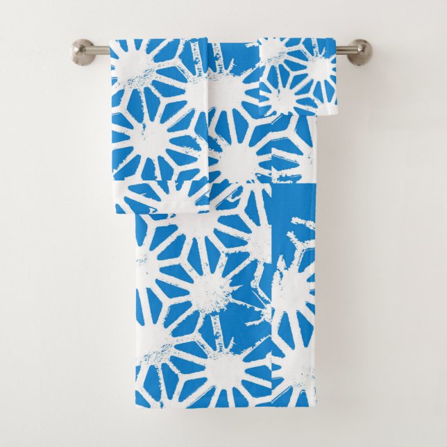 Blue geometric pattern bath towel set (Insitu)