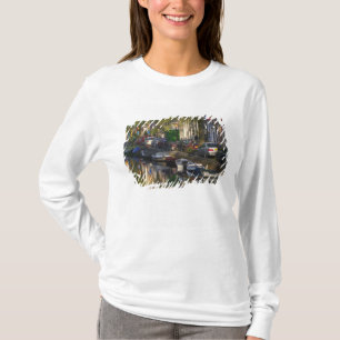 Boats and buildings along the canal belt, T-Shirt
