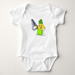 Body Ananas comme coiffeur avec ciseaux et razor