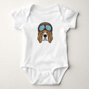 Body Beagle en tant que pilote avec casquette pilote