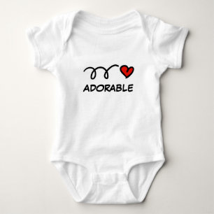 Body bébé adorable avec un cœur rouge mignon
