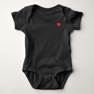 Body bébé avec un joli cœur rouge aux yeux