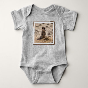 Body Bébé Meerkat Jouant Dans Le Sable,