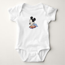 Bébé Mickey Souris jouer avec voiture de jouets