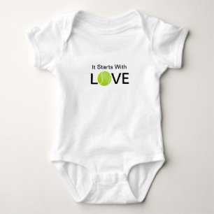 Body Bébé Onsie de tennis qu'il commence par amour